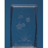 Безцветен стъклен куб с триизмерно гравирани три рибки и надпис България