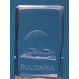 Безцветен стъклен куб с триизмерно гравирани плажен чадър с два шезлонга и надпис България