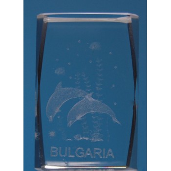 Безцветен стъклен куб с триизмерно гравирани два делфина и надпис България