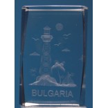 Безцветен стъклен куб с триизмерно гравирани морски фар, чайки и надпис България