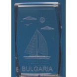 Безцветен стъклен куб с триизмерно гравирани платноходка и надпис България