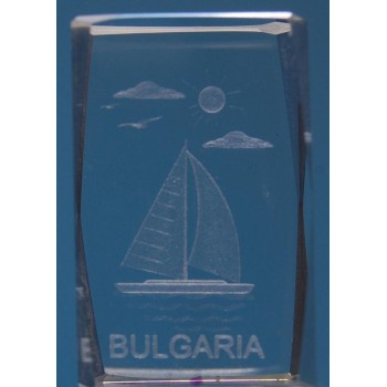 Безцветен стъклен куб с триизмерно гравирани платноходка и надпис България