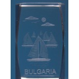 Безцветен стъклен куб с триизмерно гравирани платноходки и надпис България
