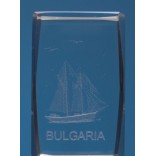 Безцветен стъклен куб с триизмерно гравирани кораб и надпис България