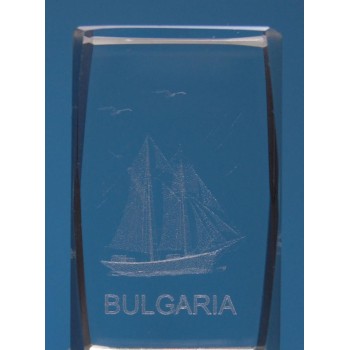 Безцветен стъклен куб с триизмерно гравирани кораб и надпис България