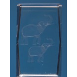 Безцветен стъклен куб с триизмерно гравирани - два слона