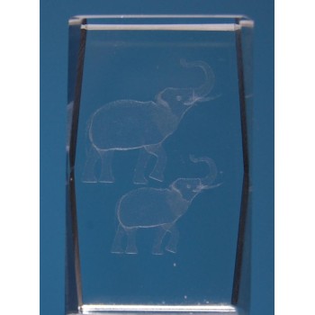 Безцветен стъклен куб с триизмерно гравирани - два слона