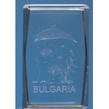 Безцветен стъклен куб с триизмерно гравирани - делфин с рибки около него и надпис България