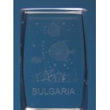 Безцветен стъклен куб с триизмерно гравирани - три рибки и надпис България