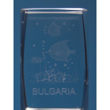 Безцветен стъклен куб с триизмерно гравирани - три рибки и надпис България