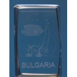 Безцветен стъклен куб с триизмерно гравирани - риба и надпис България