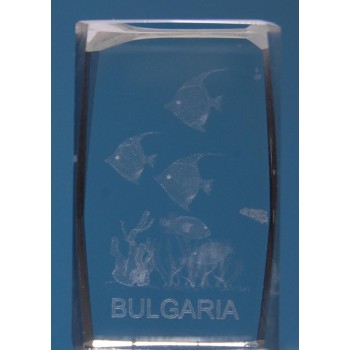 Безцветен стъклен куб с триизмерно гравирани - рибки и надпис България