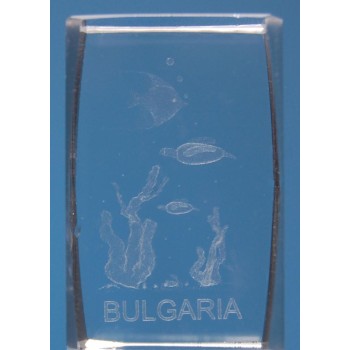 Безцветен стъклен куб с триизмерно гравирани - три рибки, водорасли и надпис България