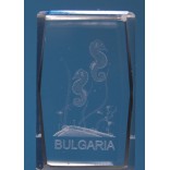 Безцветен стъклен куб с триизмерно гравирани - две морски кончета и надпис България