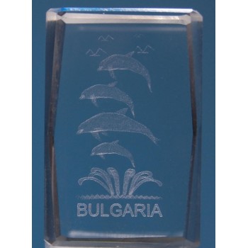 Безцветен стъклен куб с триизмерно гравирани - четири делфина и надпис България