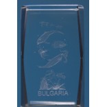 Безцветен стъклен куб с триизмерно гравирани - делфини и надпис България