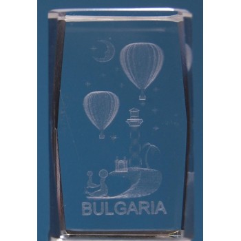 Безцветен стъклен куб с триизмерно гравирани - морски фар, два балона и надпис България