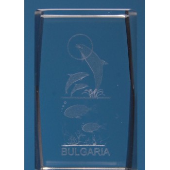 Безцветен стъклен куб с триизмерно гравирани - три делфина, две рибки и надпис България