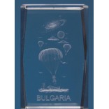 Безцветен стъклен куб с триизмерно гравирани - парашутисти и надпис България