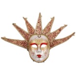 Декоративна маска за лице, украсена с изкусвена перла и звънчета