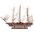 Малък ветроходен кораб - макет, изработен прецизно в детайли