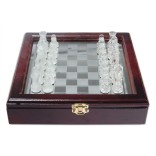 Стъклен шах  в красива дървена кутия