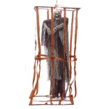 Сувенирна кукла - призрак в клетка, издаваща звуци