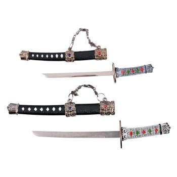 Сувенирни самурайски мечове с красива дървена поставка