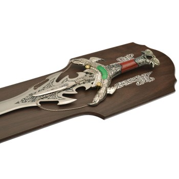 Сувенирен меч с декорирана ръкохватка и острие