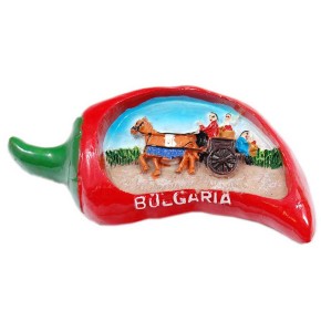 Сувенирна магнитна фигурка във формата на чушка - кон с каручка