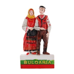 Магнитна релефна фигурка - мъж и жена в народни носии върху българското знаме