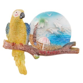 Сувенирна магнитна фигурка във формата на папагал върху клон с морски изглед