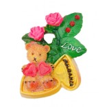 Сувенирна магнитна фигурка с брокат - мече с цветя и сърца