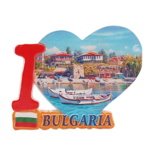 Сувенирна магнитна фигурка във формата на надпис Аз &hearts; България - залив с лодки и къщички