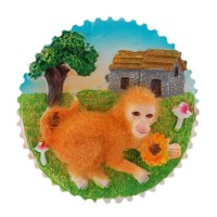 Кръгла магнитна фигурка - маймунка с цвете