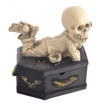 Сувенирен пепелник - скелет върху ковчег