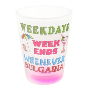 Сувенирна чаша за шот, декорирана със забавно послание - Weekdays, weekends, whenever