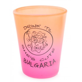 Сувенирна чаша за шот, декорирана със забавно послание - Drinking `til she`s cute - Stop before the wedding