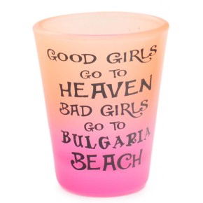 Сувенирна чаша за шот, декорирана със забавно послание - Good girls go to heaven, bad girls go to Bulgaria beach