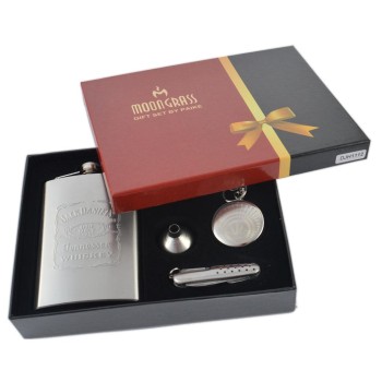 Луксозен подаръчен комплект, включващ метална манерка , дозатор, метална чашка, джобно ножче и ключодържател - пепелник