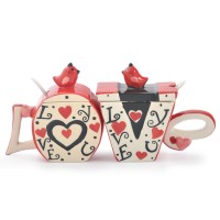Забавен комплект чашки, долепени една до друга образуват надпис - LOVE