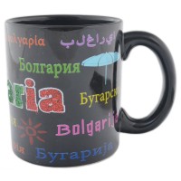 Сувенирна керамична чаша, декорирана с надписи България на различни езици и морски мотиви