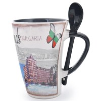 Сувенирна керамична чаша с лъжичка, декорирана с плажна ивица от Златни пясъци и хотели