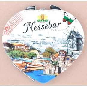 Сувенирно джобно огледало във формата на сърце, изработено от изкуствена кожа и метал