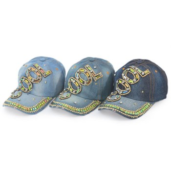 Спортна лятна шапка с козирка, декорирана с надпис COOL и цветни камъни
