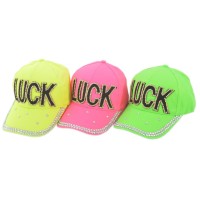 Едноцветна спортна шапка с козирка, декорирана с надпис LUCK и камъни