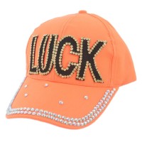 Едноцветна спортна шапка с козирка, декорирана с надпис LUCK и камъни