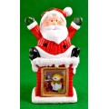Декоративна фигурка - Дядо Коледа/ снежен човек седнал върху комин