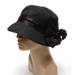 Елегантна плетена шапка, декорирана с панделка от плат